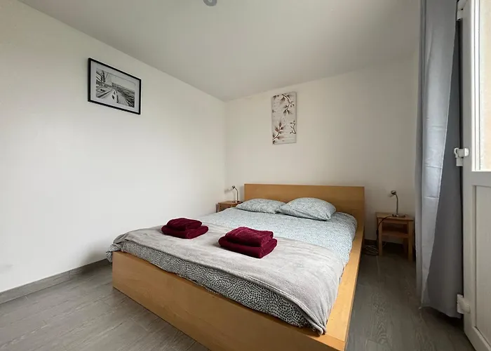 Les Mouettes Duplex Independant Dans Maison Spacieux Petite Vue Sur Des Belle Terrasse Amenagee En Hauteur Pres Omaha Et Bayeux 800 M Et 300 M Superette דירה *